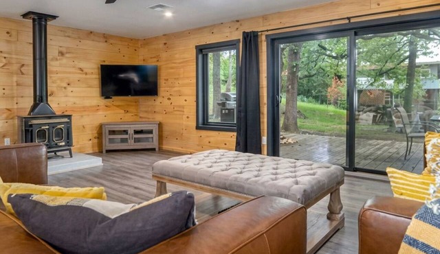 BreaverTree Cabins on 5 acres - 2 Entire Cabins in Sulphur