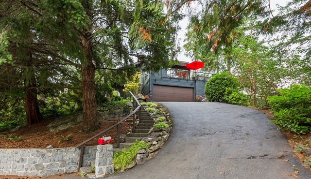 Bright open concept contemporary close to beaches, mountains. 3.5 bed, 2.5 bath in West Vancouver