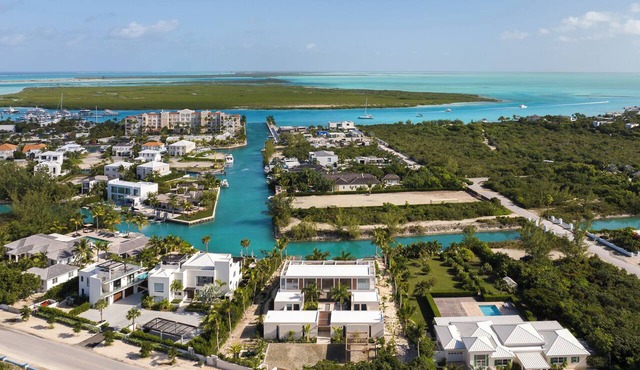 CanalFront Retreat 9BR9.5BA Luxury Villa with Private Dock
