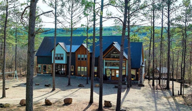 Castle Black - Secluded|Creekside|8 BD/8.5 Bath in Broken Bow