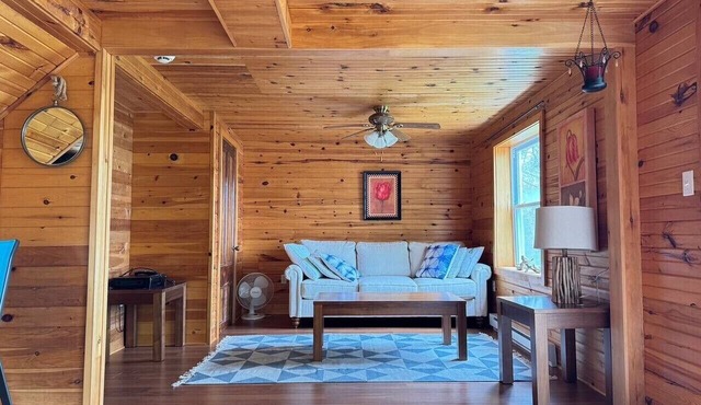 Cedarway Riverview Lodge-by Brudenell River overseeing golf course in Montague