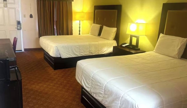 Central Location Near Leonard Park - 2 Rooms with 2 Queen Beds - Pet-Friendly in Grayson County