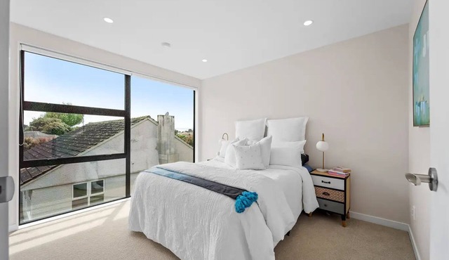Charming 3-bedroom house with fitness room, WiFi in vibrant Auckland in Auckland