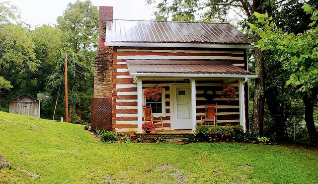 Charming Historic Cabin, Modern Comfort: Newly Refreshed for Your Perfect Stay! in Max Meadows