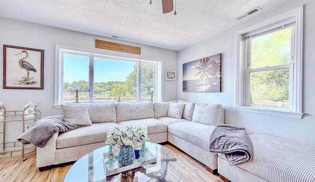 Charming Waterfront Retreat with Private Dock in Exmore