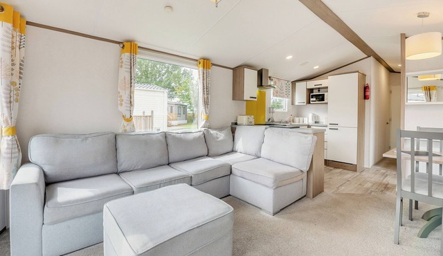 Comfortable caravan with one double with en suite with toilet, and one twin. in Ryther