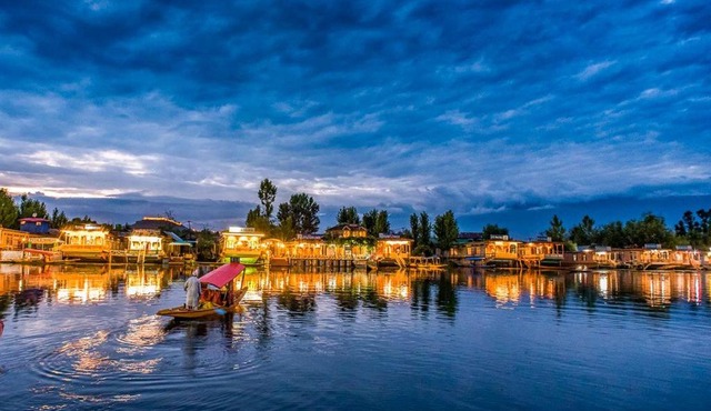 Cosmo Luxury Houseboat - The Khar palace in Srinagar