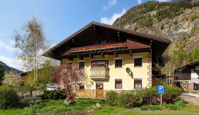 Cosy apartment near the ski bus to Sölden in Huben