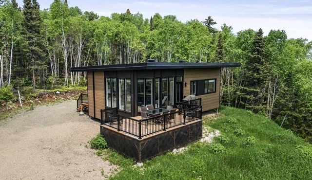 Cozy 2-bedroom chalet in enchanting Baie-Saint-Paul with WiFi, AC in Baie-Saint-Paul