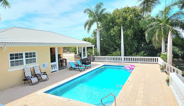 Cozy Private 1-Bedroom Cottage With Pool, Near Beach, Restaurant and Activities