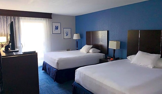 Deluxe Two Queen Room with Balcony, Free Breakfast and Parking Near the Pier in Seal Beach
