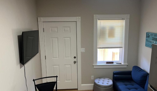 Downtown Apt King Beds Mins to Salem in Beverly