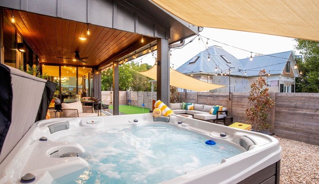 Downtown Austin Luxury Stay ★ Hot Tub Fire Pit Minigolf in Austin