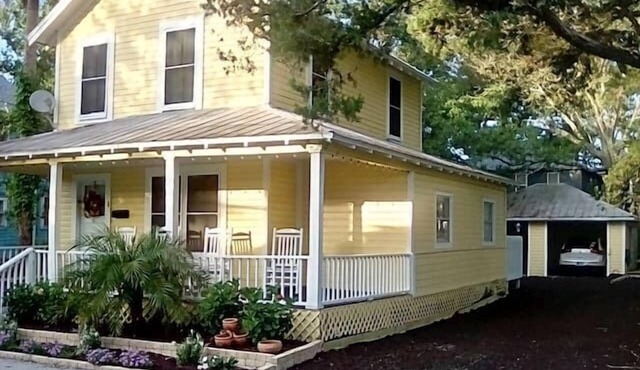 Downtown dog-friendly 4 bedroom house, walk everywhere, free parking in St Augustine