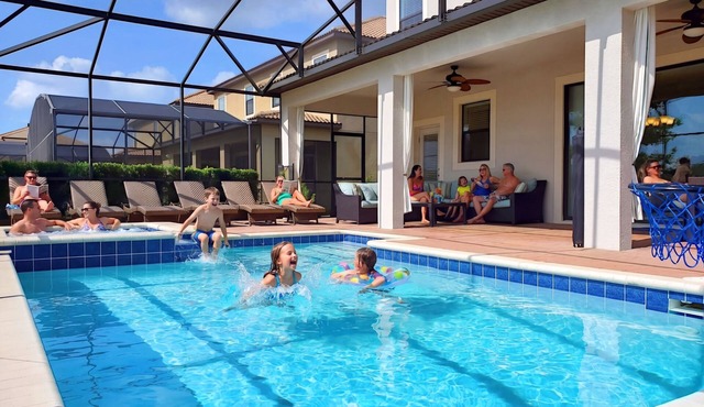Exceptional Villa: Saltwater Pool, No Rear Neighbors, Game Room & Movie Theater in Davenport