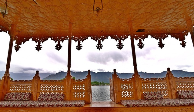 Explore & Unwind on this luxury Houseboat in Srinagar