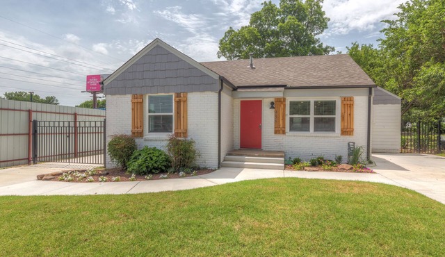 Expo Center/Fairgrounds, 3 bedrooms, 3 full bathrooms. On Old Route 66 in Tulsa