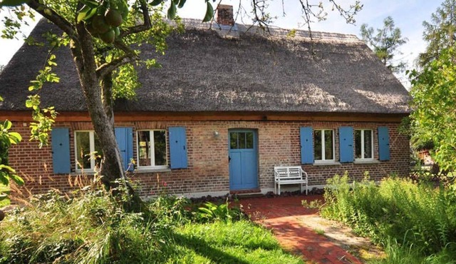 FeHa - Historic thatched cottage with trailer and large orchard in Ueckermünde