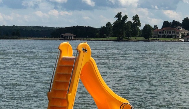 Flat Lot, Views! Waterslide, Firepit, Kayaks, Pickleball, Pingpong, Tennis, WiFi in Moneta
