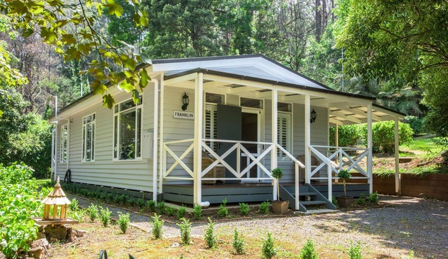 Franklin Cottage - This country cottage offers fresh, Hamptons style decorations in luxuriously appointed cottage. in Sassafras