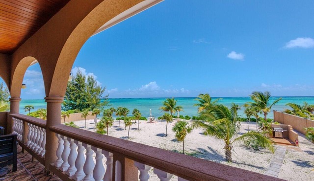 Golden Pelican – Ocean Front Upper Level Suite on North Caicos