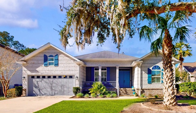 Golf course-view home near beaches with deck, porch, grill, streaming, W/D, & AC in St. Simons Island