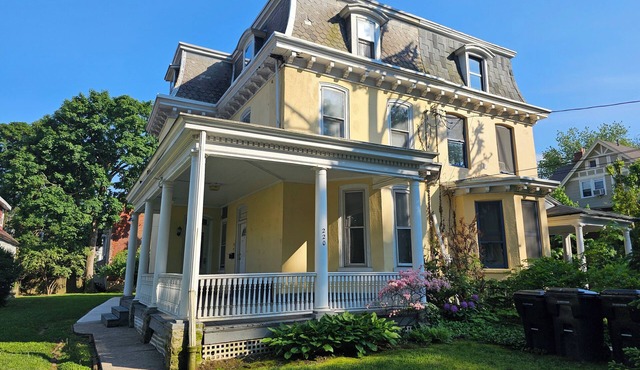 Great 1BR Apt, Porch, Easy Parking & Access to Transit in Philadelphia