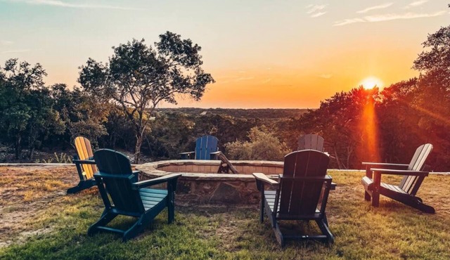 Hill Country pet-friendly retreat for 30 guests with pool, hot tub, pickleball & unforgettable sunset views. in Dripping Springs