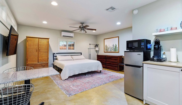 Hill Country studio: 1 mi to lake, 20 min to DT Austin in Austin