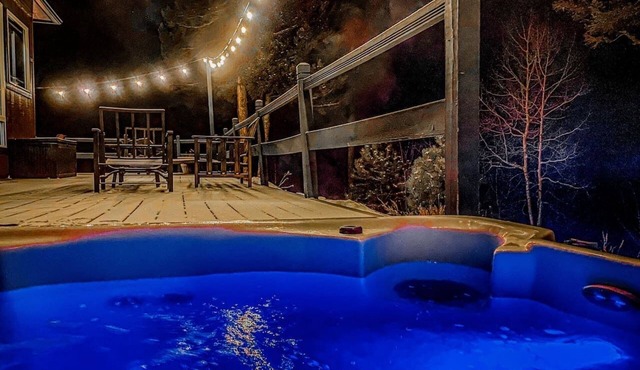 Hot tub, mtn views, massage chair, & steam shower! in Divide