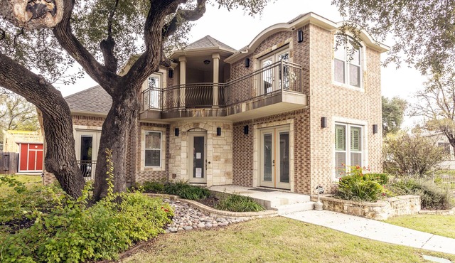 Huge Home in Downtown ATX/Large Groups Welcome/Walk Everywhere! in Austin