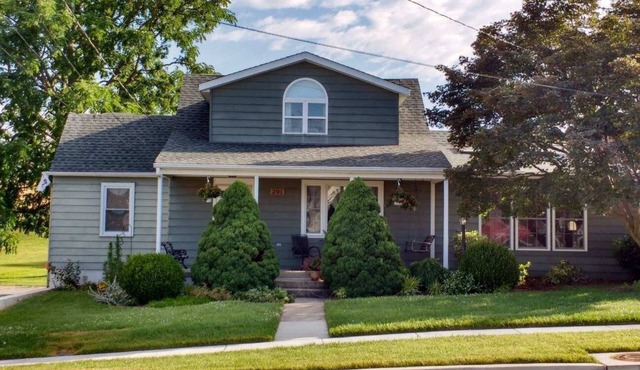 INDULGE - FRESH FLOWERS, MANY AMENITIES in Middletown