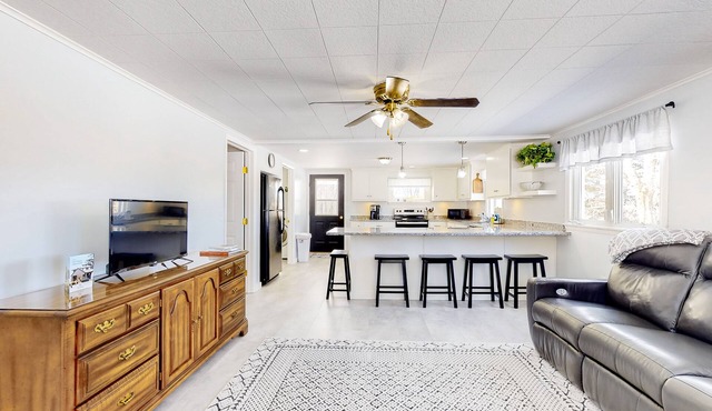 Inviting home with firepit, fast WiFi, skiing, full kitchen, & W/D in Dundee
