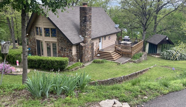 “Iris Cottage” - Cozy Cabin that Sleeps 10 in Paradise Hill
