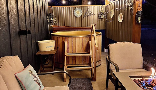 King Bed~Cedar soaking Hot Tub~5min walk to Beach~No Cleaning Fee in Two Rivers