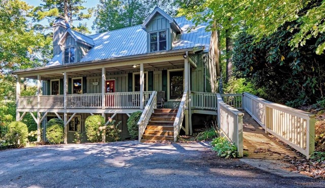 Lake Views, a Pool Table, and a Porch Swing. The Perfect Mountain Trip | Lakeview Hideaway in Highlands