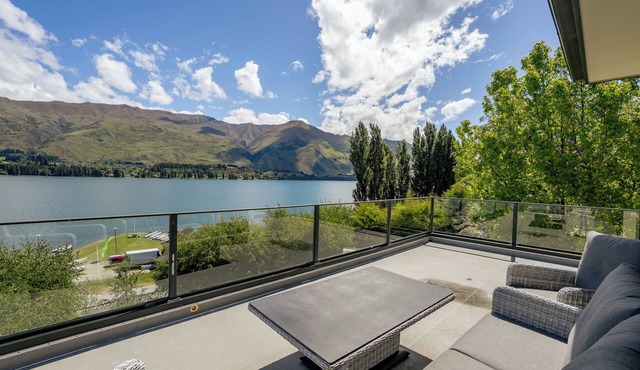 Lakeside Serenity - Wanaka Holiday Home in Wanaka