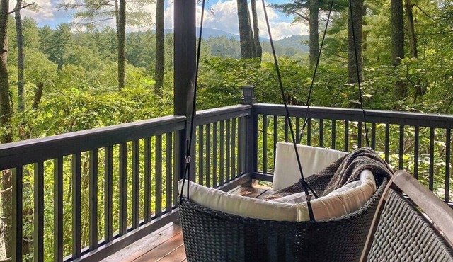 Leaf & Log Serene Cabin w/Lounge Deck & Firepit in Cherry Log