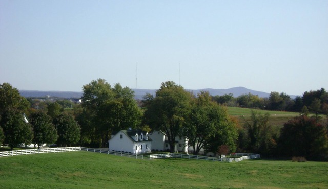 Lovely Large Farmhouse, Pond, Spectacular Views. Great for Events & Retreats in Frederick