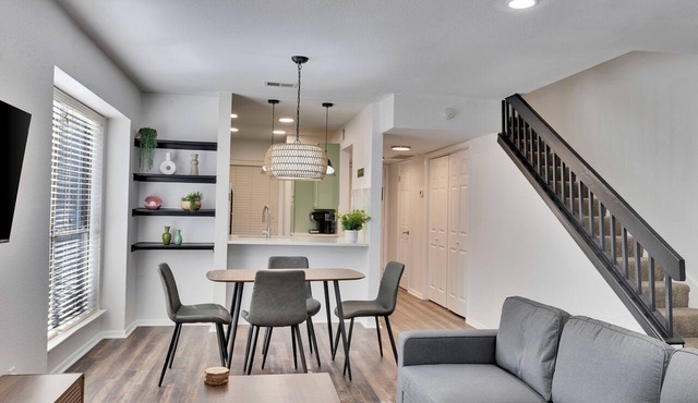 Luxury 2BD/2.5BA Near The Domain with POOL in Austin