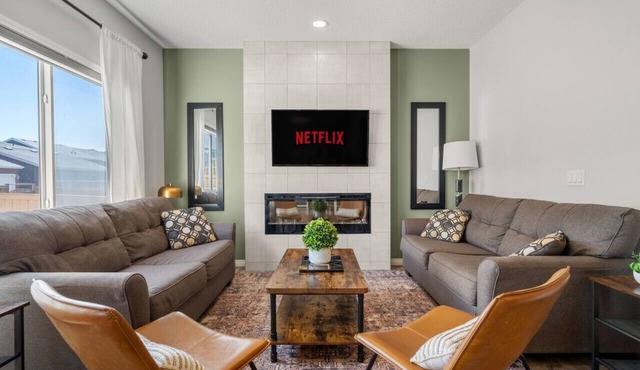 Luxury 5BR Sleeps 16 3 Kitchens + TVs in Rooms in Calgary