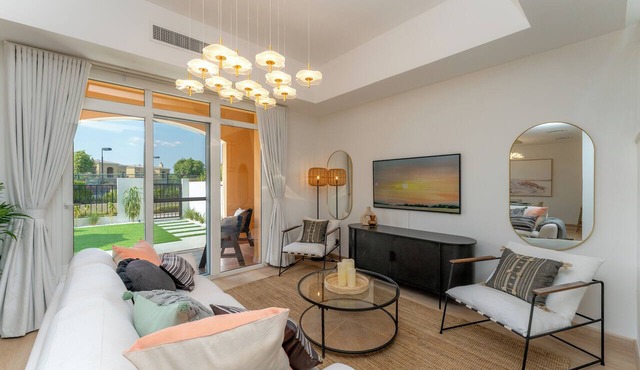 Luxury Arabian Ranches Villa on Pool and Park. in Dubai