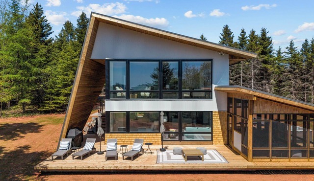 Luxury Waterfront Property - Meadow's Edge with Beach Access, Hot Tub in Bonshaw