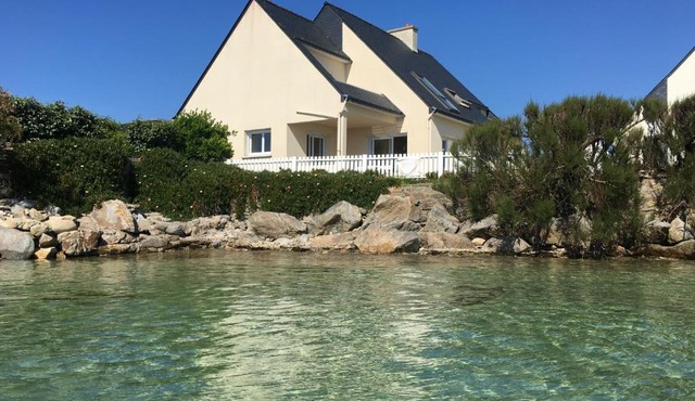 MAISON LES PIEDS DANS L EAU in Roscoff