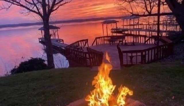 Million-dollar view of Seneca lake Pet friendly3 bedroom ON water in Geneva