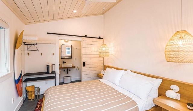 Mini Shortboard Room with a Queen Bed in Stinson Beach