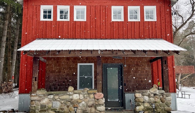 Modern Rustic Retreat- King bed, hot tub, wineries, waterfalls, hiking, Cornell in Ithaca