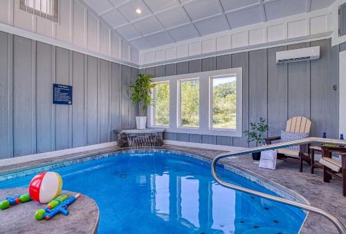 Mountain View Splash - Indoor Pool Hot Tub Game Room Stunning Smoky Mountain Views in Sevierville