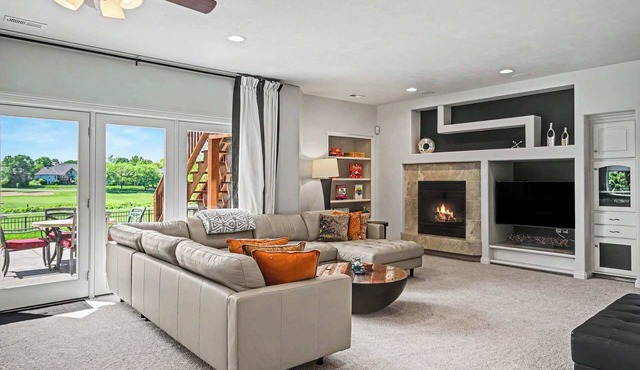 Mulligan Manor, Scenic Golf Views & Fun Amenities! in Omaha