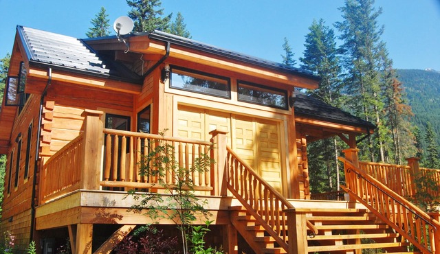 Natural Log Lodge in Mt. Robson Park Near Jasper National Park, Alberta in Velmont